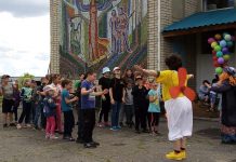 Баба Яга и Карлсон прибыли на День защиты детей в село Поперечное