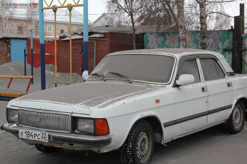 Двор по улице Томской засыпало пеплом